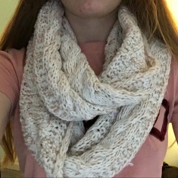 Cute infinity scarf - Picture 1 of 2